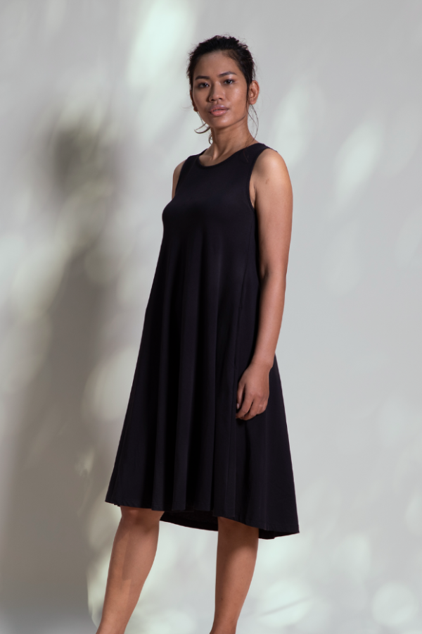 Black sleeveless swing dress shop