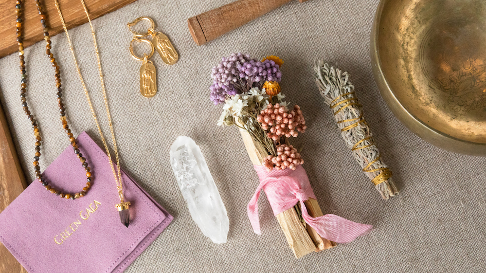 womens-eco-clean-smudge-sets-white-sage-palo-santo-amethyst-clear-quartz-lifestyle-fashion-zerrin-singapore