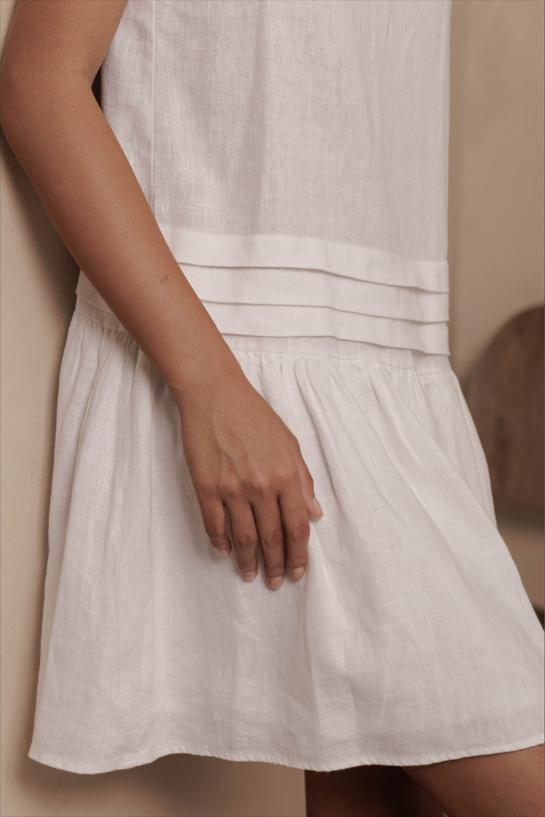 Classic Linen Sleeveless Pleated Dress In White
