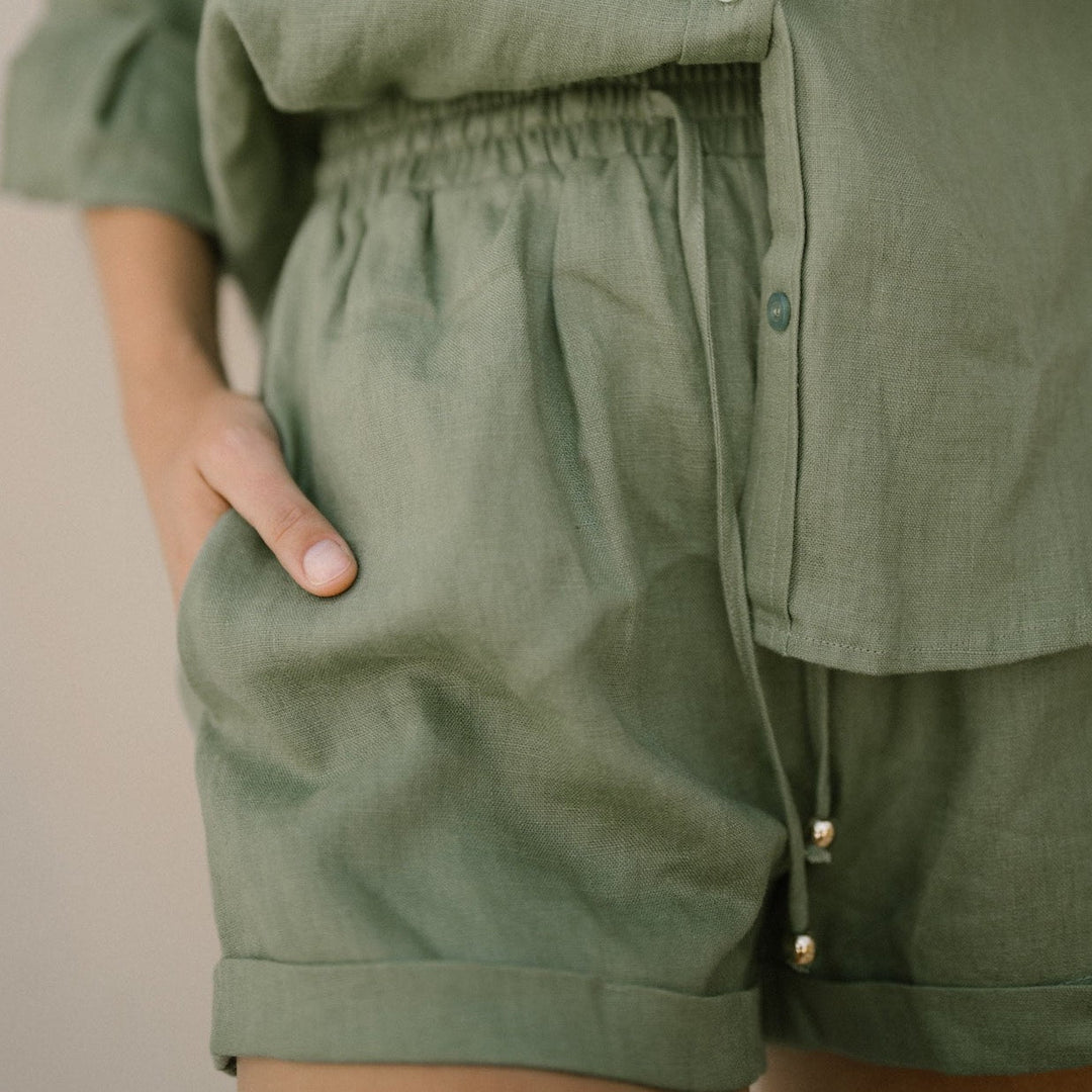 Classic Linen Shorts in Khaki Green