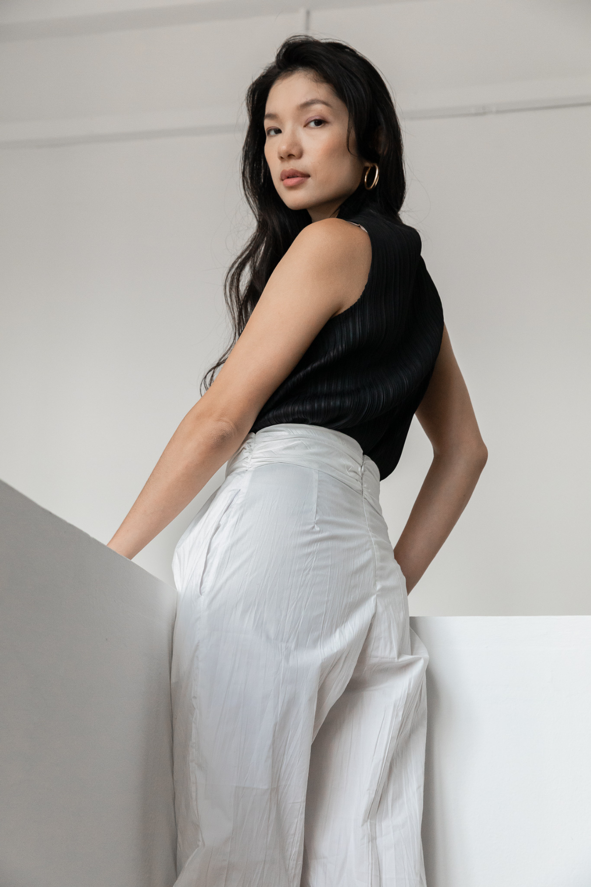 Su By Hand Ines Crinkle Pants in White, available on ZERRIN with free Singapore shipping