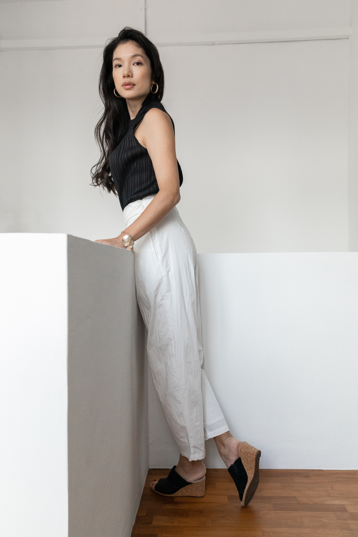 Su By Hand Ines Crinkle Pants in White, available on ZERRIN with free Singapore shipping