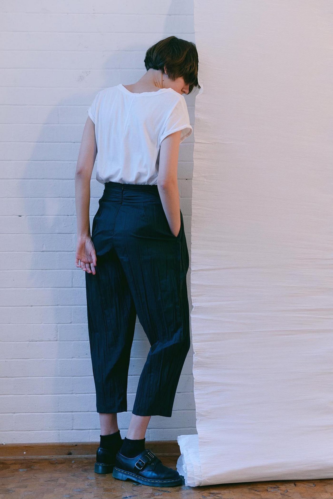 Su By Hand Ines Crinkle Pants in Charcoal Black, available on ZERRIN with free Singapore shipping