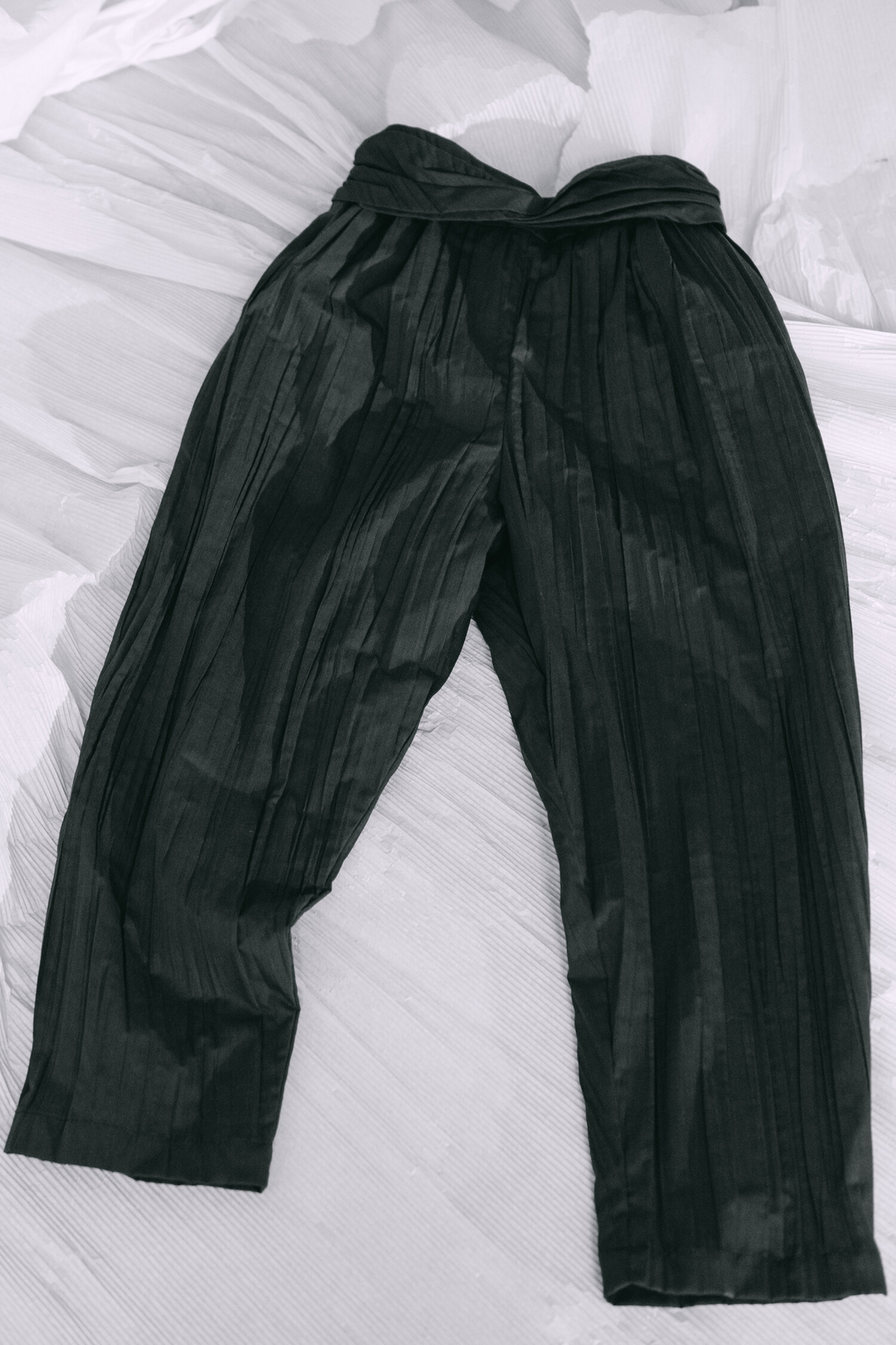 Su By Hand Ines Crinkle Pants in Charcoal Black, available on ZERRIN with free Singapore shipping